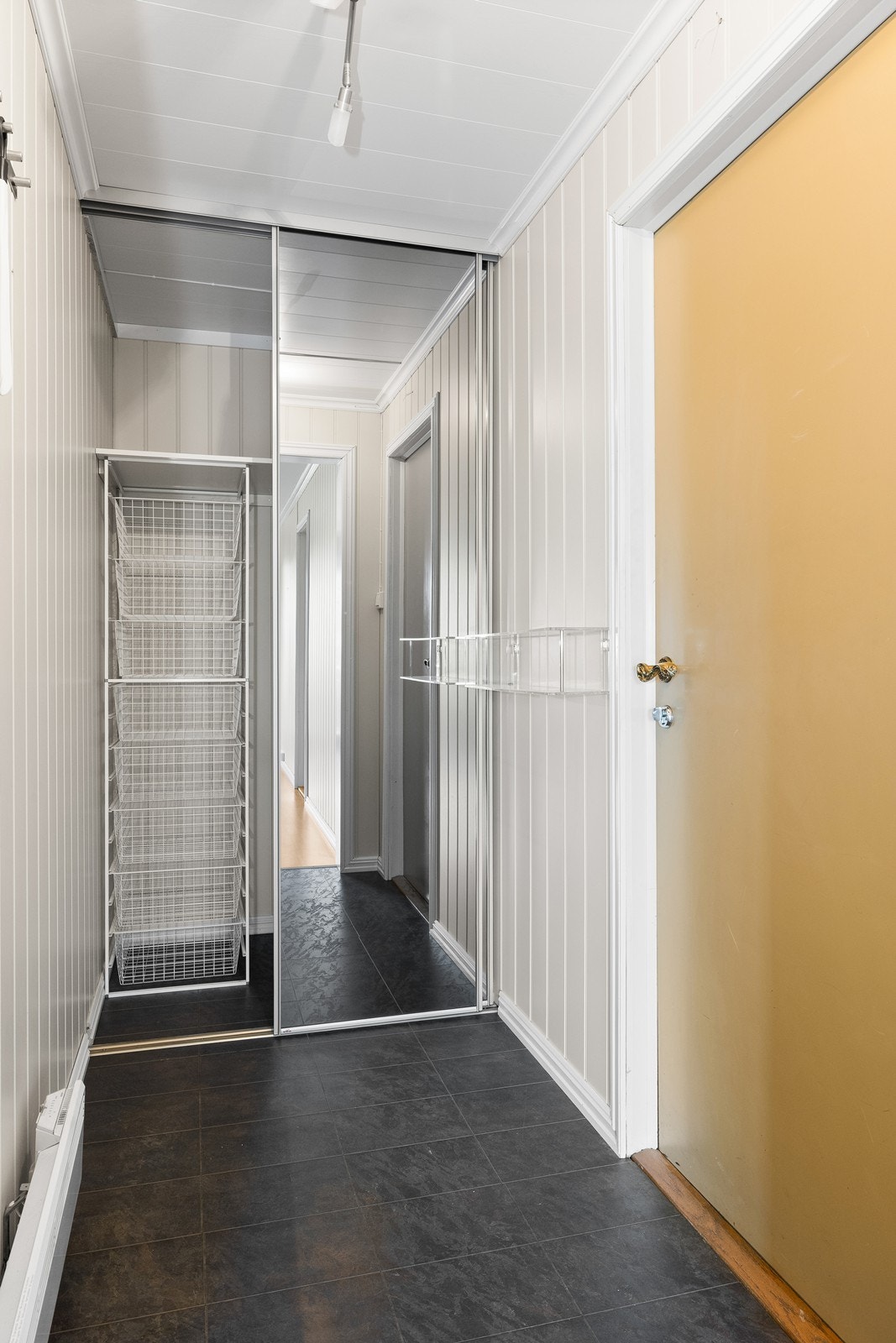 Skyvedørsgarderobe i gangen. Galleribilde