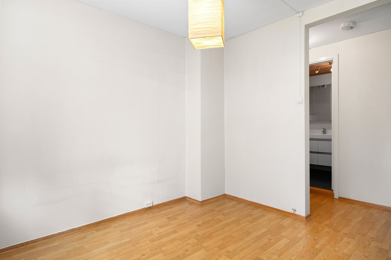 Leiligheten har ett soverom i 1. etasje. Herfra er det tilgang til badet. Galleribilde