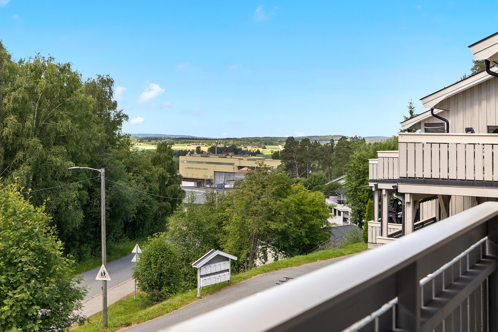 Fra verandaen er det flott utsikt. Galleribilde