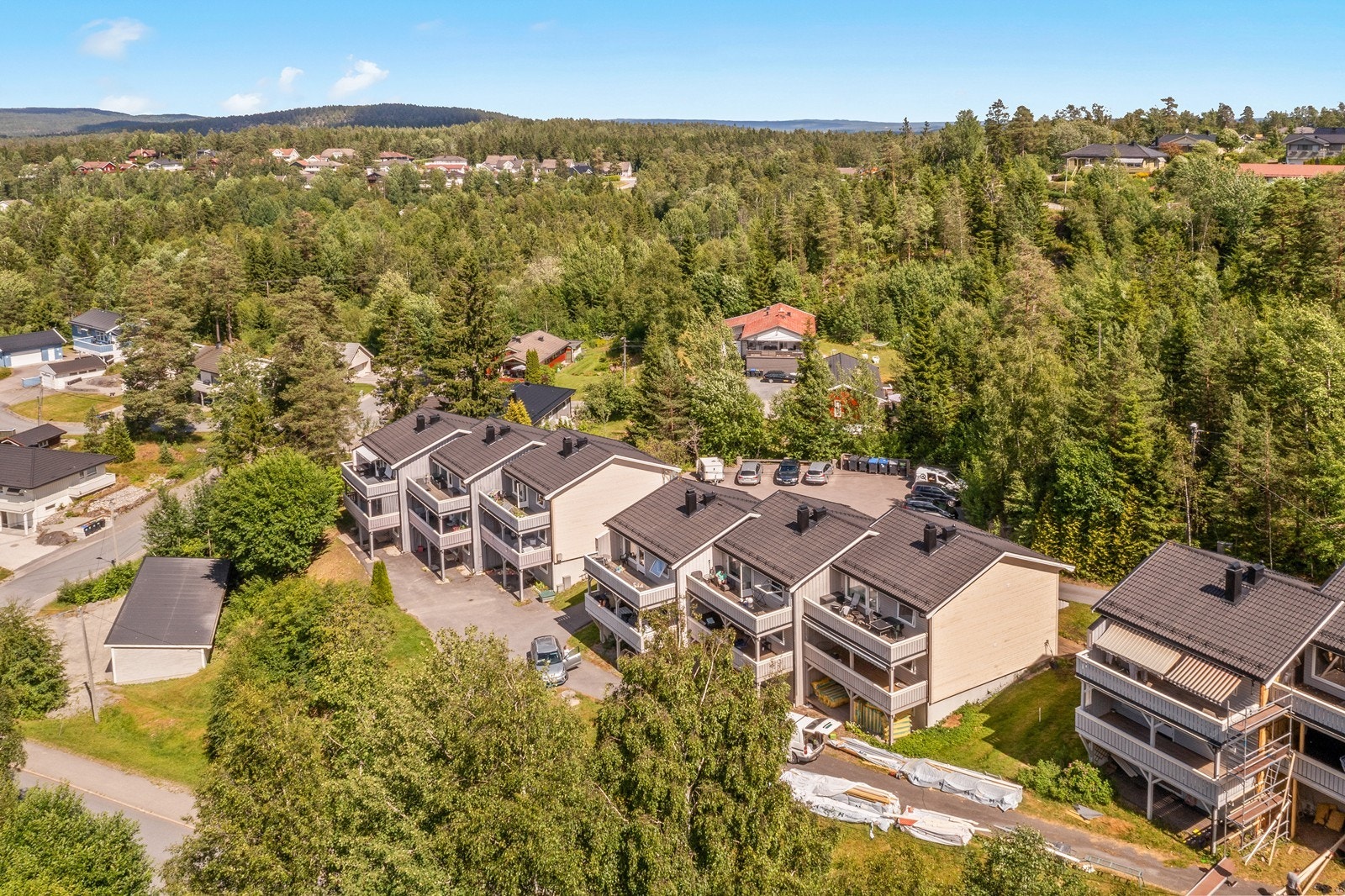 Leiligehten ligger i Skramrud borettslag, i Åssiden - et etablert boligområde på Skjønhaug. Galleribilde