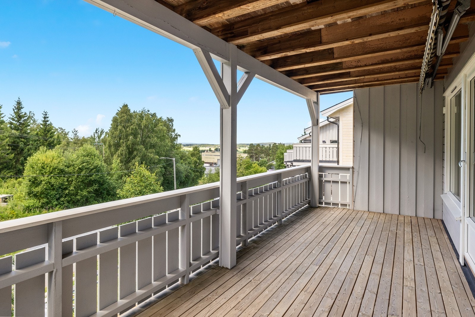 Overbygd veranda med gode møbleringsmuligheter. Galleribilde