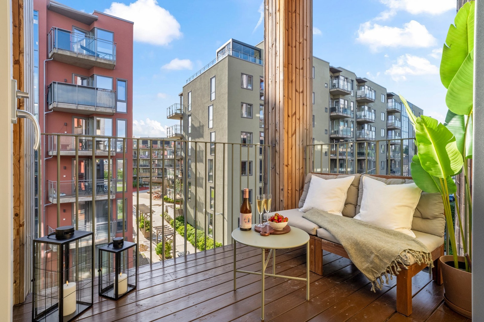 Leiligheten har en nydelig balkong på 5 kvm. I tillegg til den private balkongen har man også en stor felles takterrasse i etasjen over, som fritt kan disponeres av seksjonseierne. Galleribilde