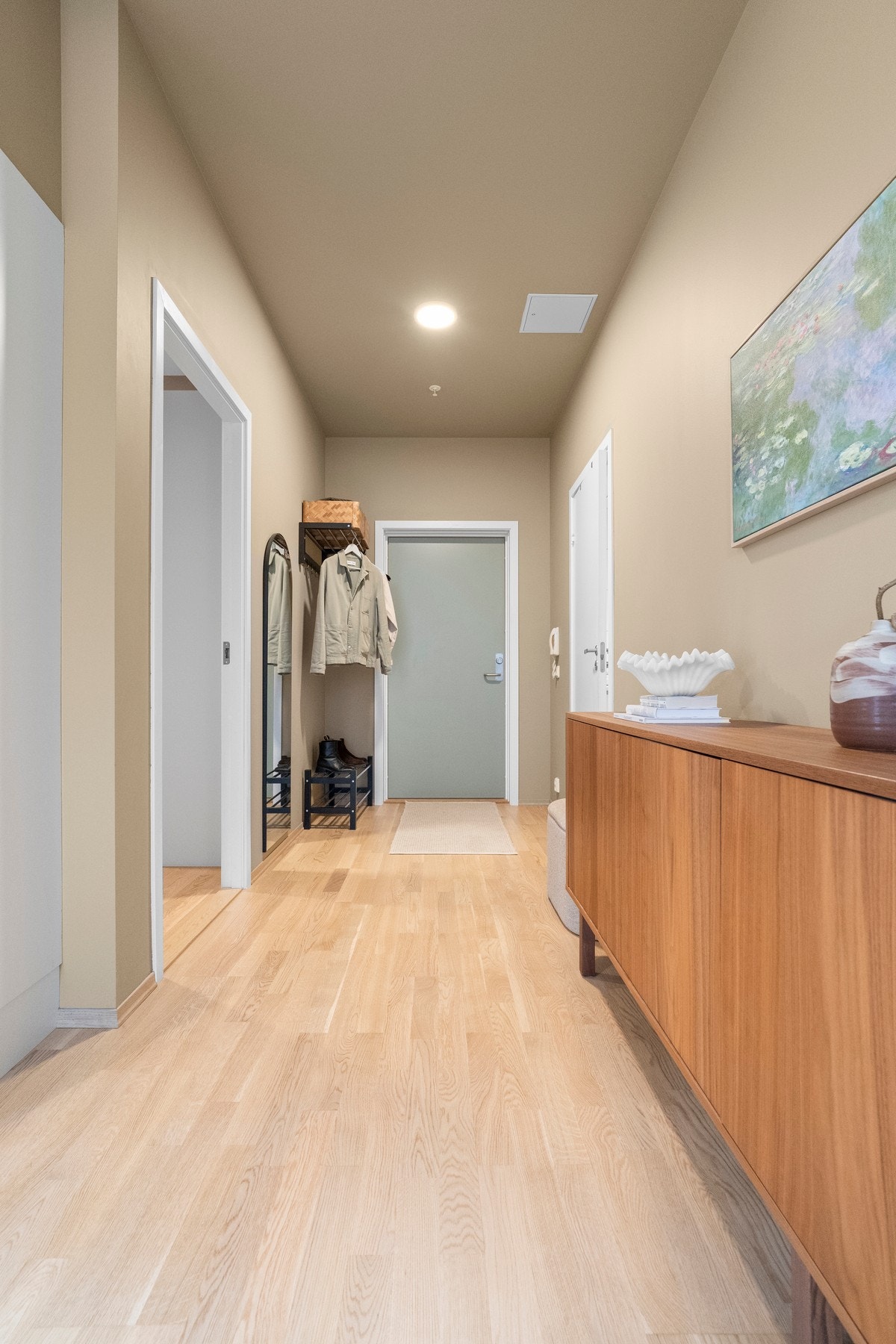 Velkommen inn! Det første som møter deg når du kommer inn i leiligheten er en entré på 5 kvm. God plass til oppheng av yttertøy og oppbevaring av sko. Galleribilde