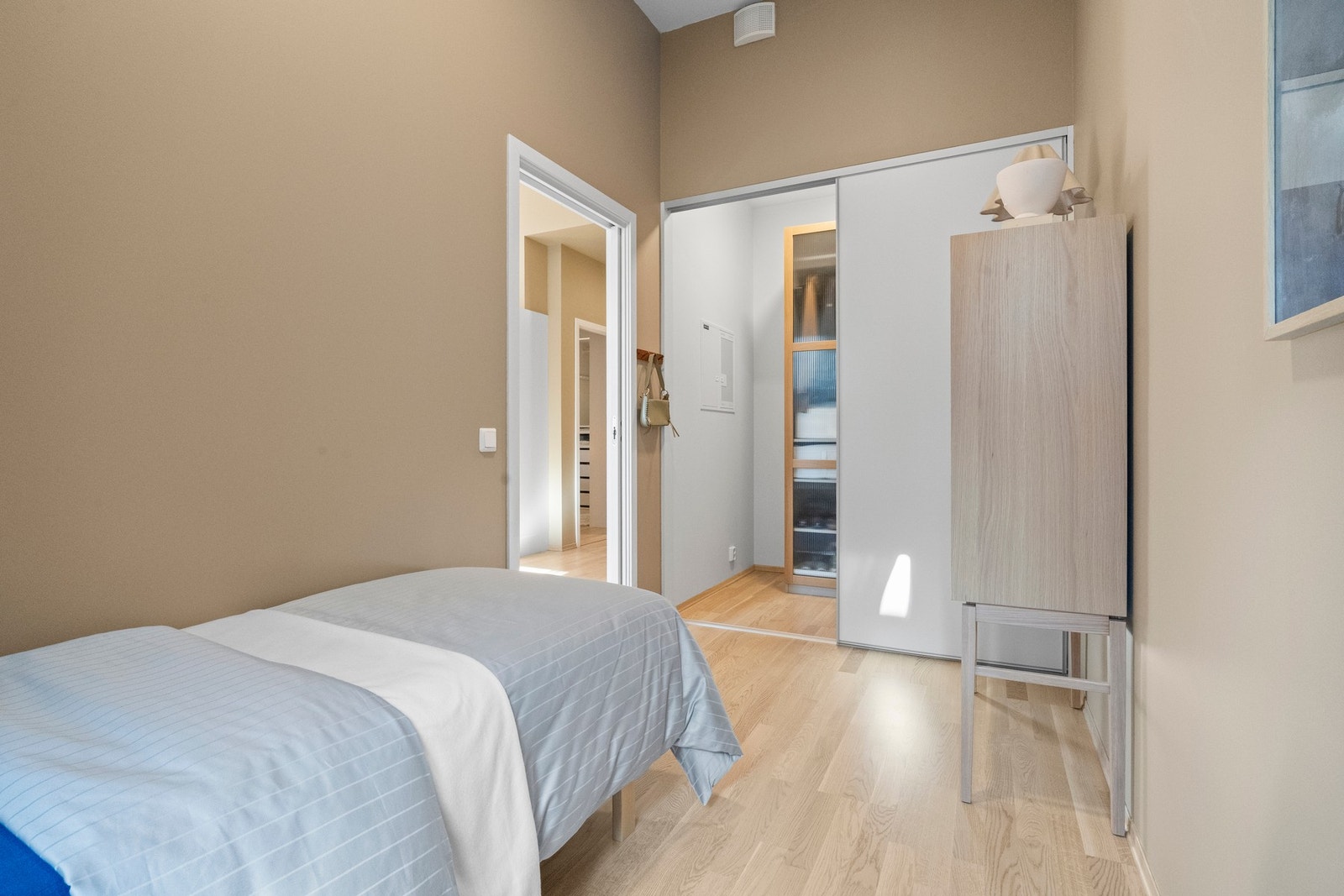 Avbildet soverom måler 6,8 kvm + ytterligere 2,8 kvm i en dyp walk-in-garderobe. Galleribilde