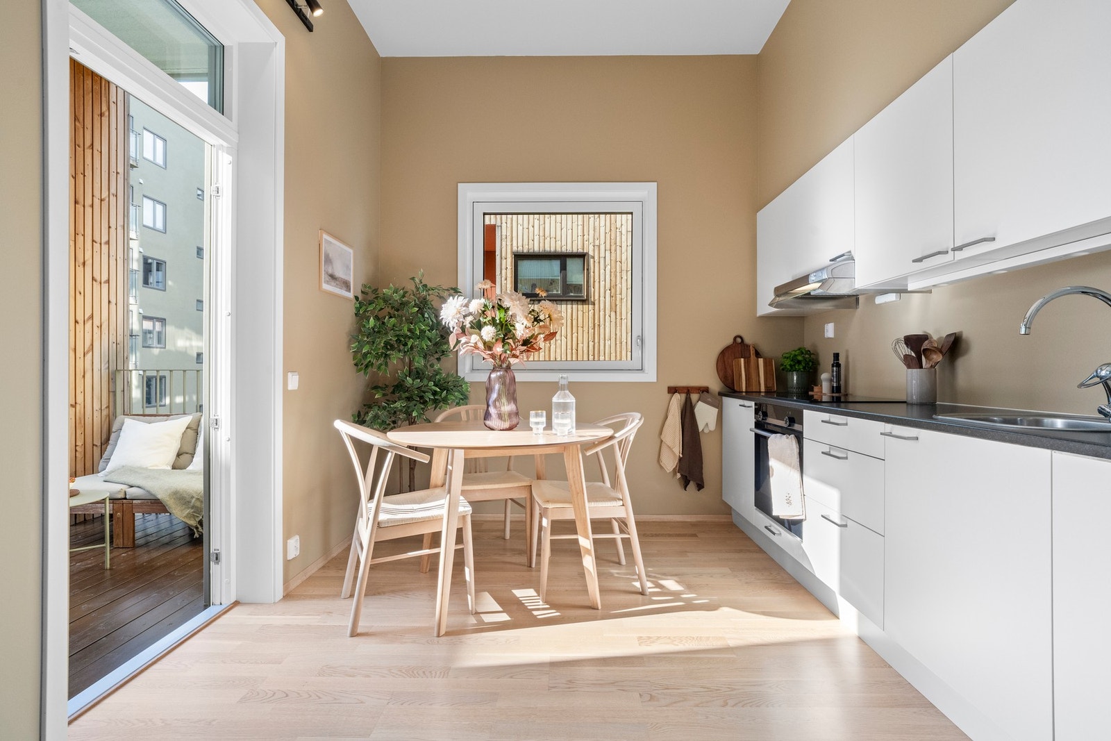 Med byggeår 2020 holder leiligheten en god standard og innehar alt du kan forvente av moderne fasiliteter, deriblant fjernvarme, balansert ventilasjon og heisadkomst. Galleribilde