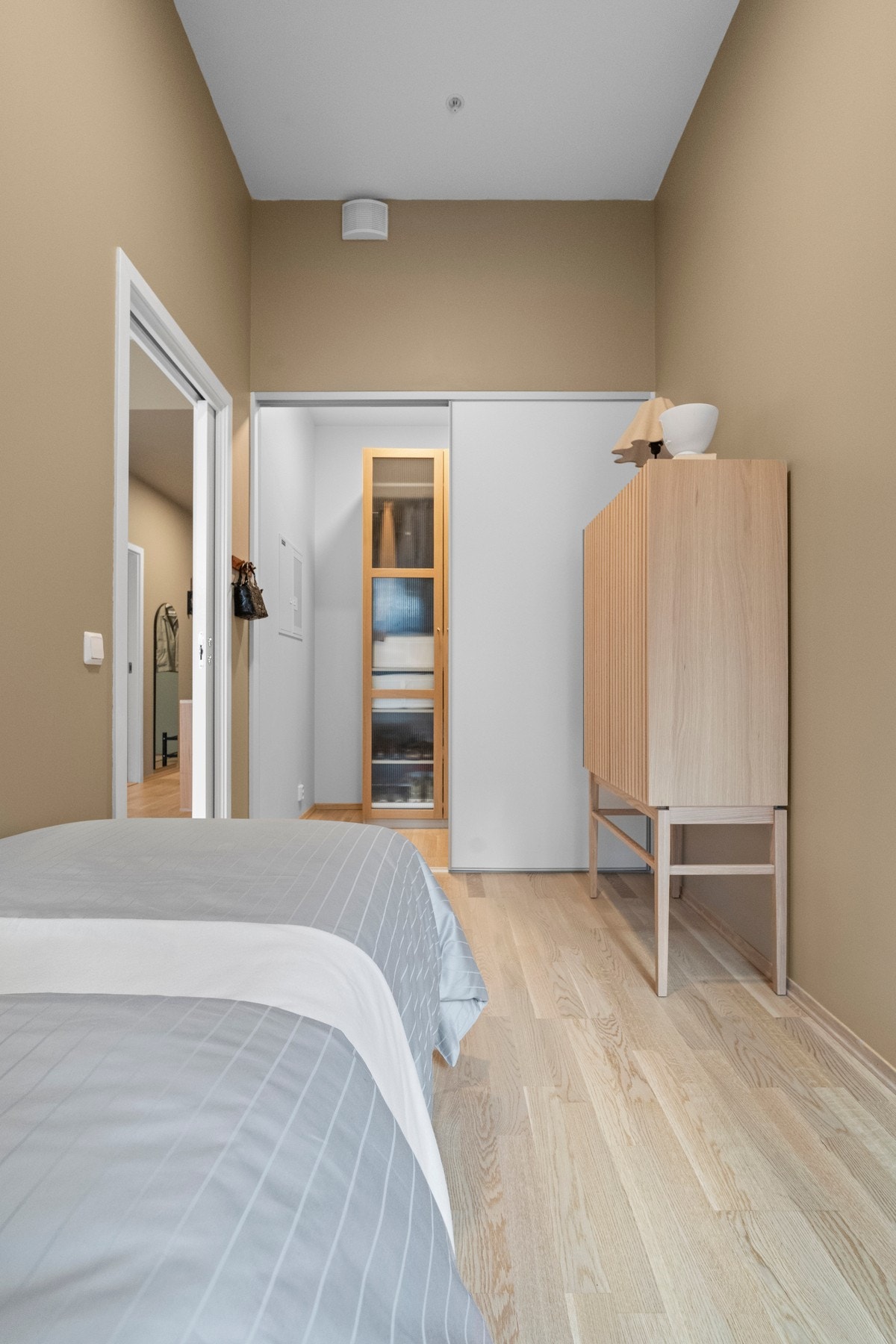Fra soverommet har du videre adkomst til praktisk walk-in-closet. Tekniske installasjoner som sikringsskap og ventilasjonsaggregat er også lokalisert i walk in/bod. Galleribilde