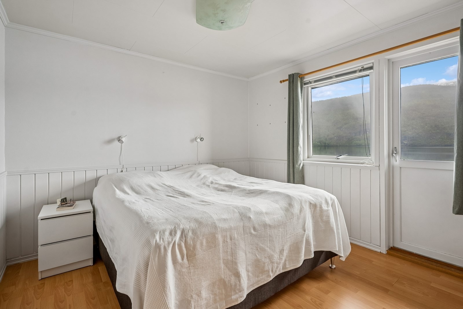 Hovedsoverommet er av god størrelse og kan innreiast med både dobbeltseng, nattbord og har plassbygde garderobeskap. Galleribilde