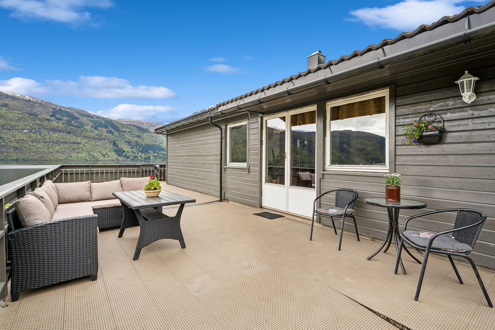 Bustaden er sørvendt, med ein solrik uteplass beståande av markterrasse og vidare tilkomst til grillhyttte, drivhus, garasje/verkstad, utehus og plenområde. Galleribilde