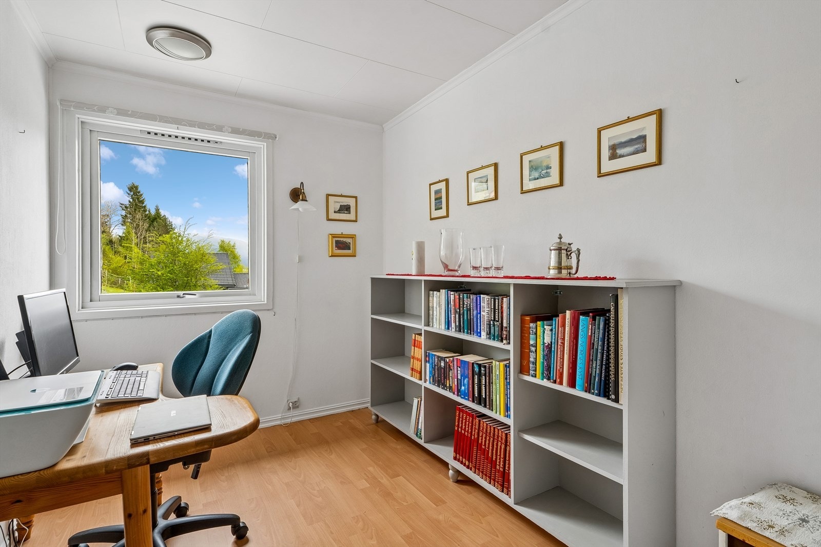 Eit lyst og triveleg barnerom, gjesterom eller kontor - her kan ein innreie etter behov og ynskje. Galleribilde
