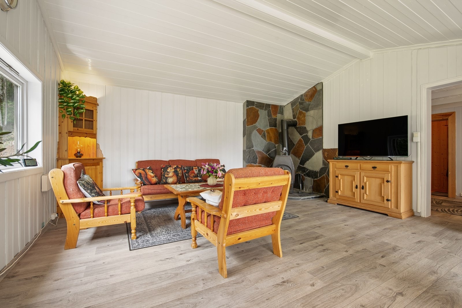 Hytta har overflater med panel på vegger og himling, og gulvet i stuen er nyere, med varmefolie lagt i 2017. Galleribilde