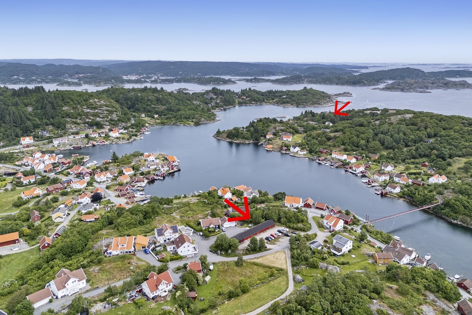 Garasje og p-plass på Ytre Farestad følger. Adkomst via hengebroa og ut til Rosnes om man ikke benytter sjøveien. Galleribilde