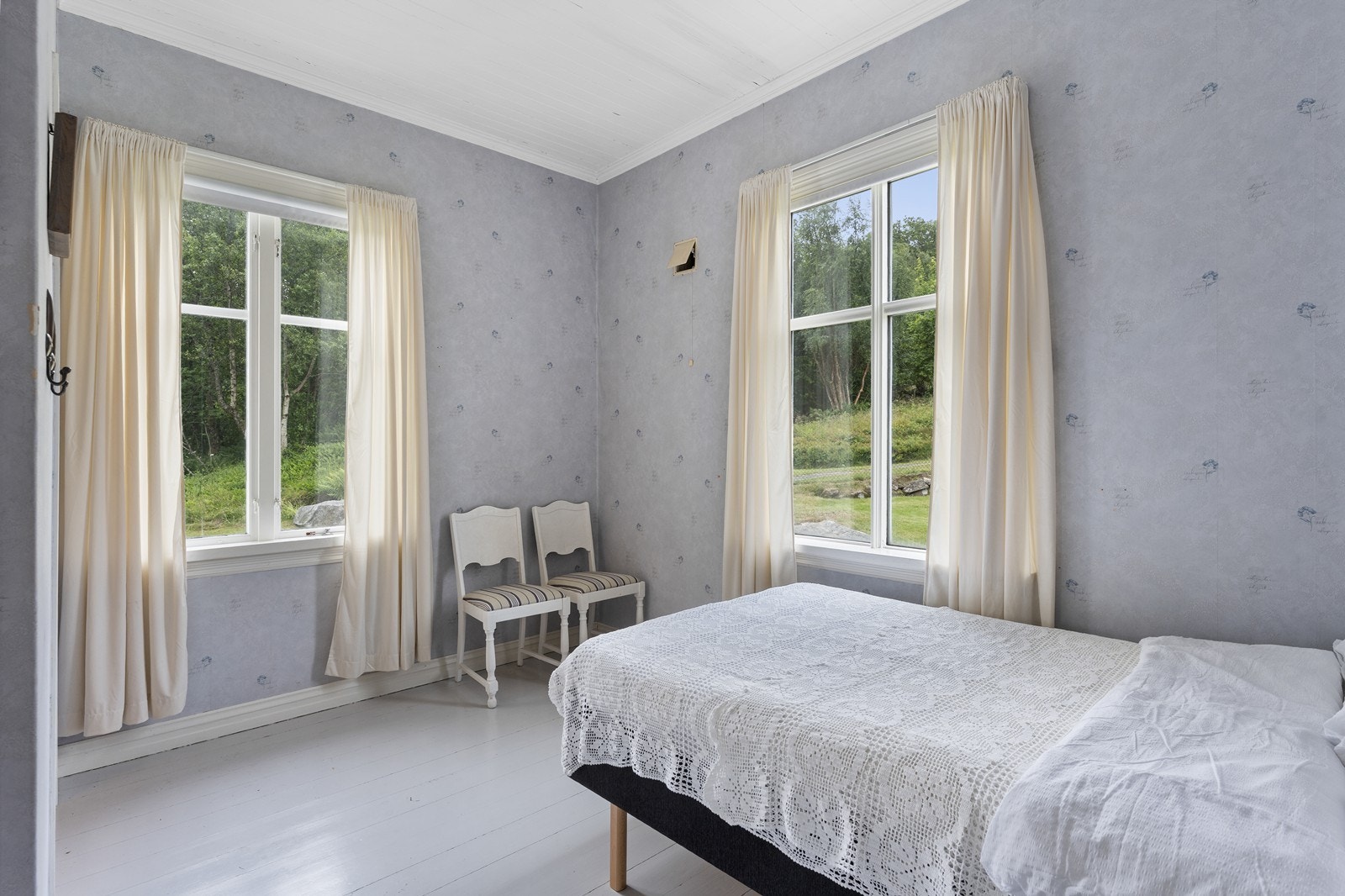 Soverom i hovedetasjen. Det er totalt fire soverom i huset. Galleribilde