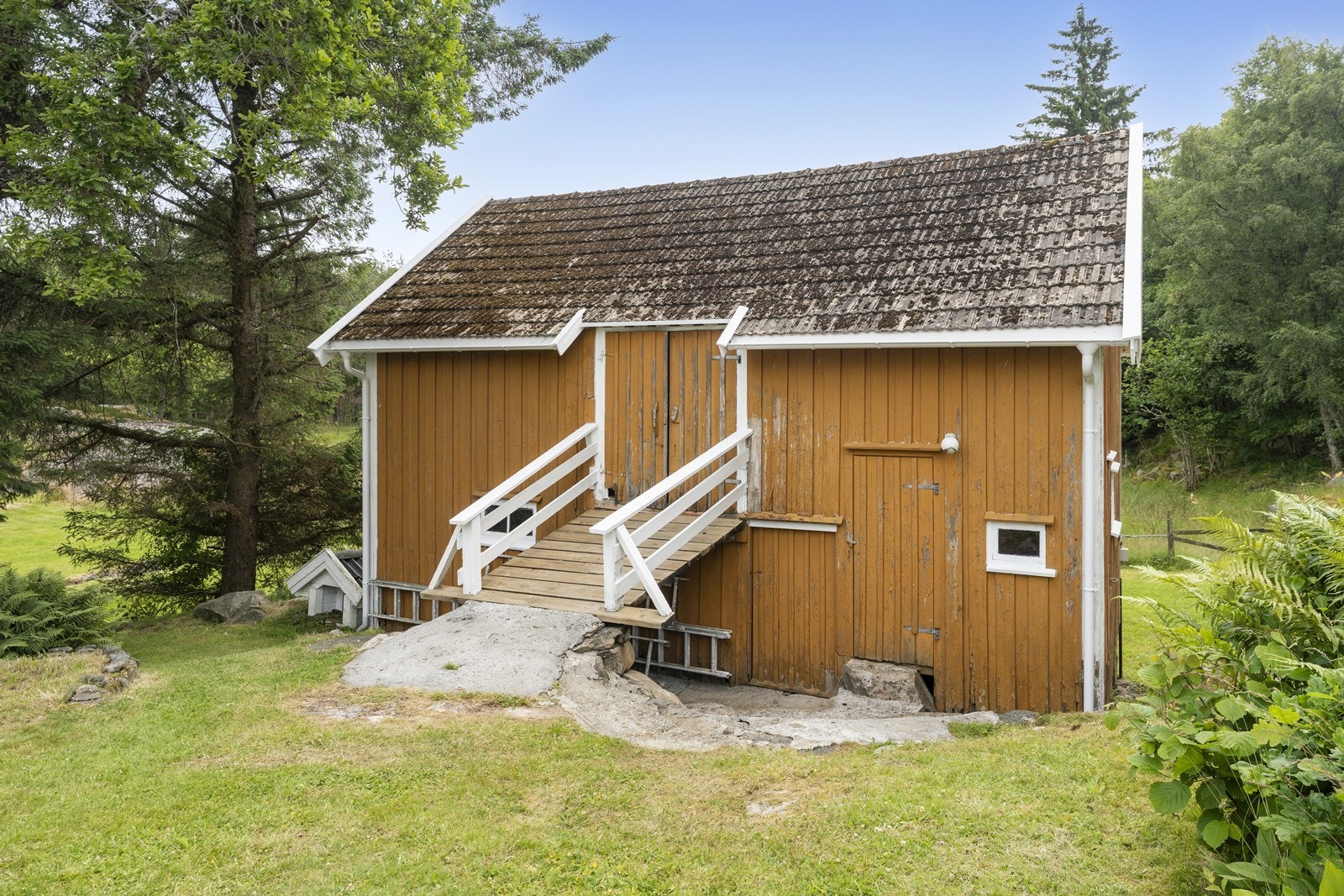 Eldre låve med sjel og historisk preg. Bygningen fremstår i relativt god stand sett i lys av alder. Galleribilde