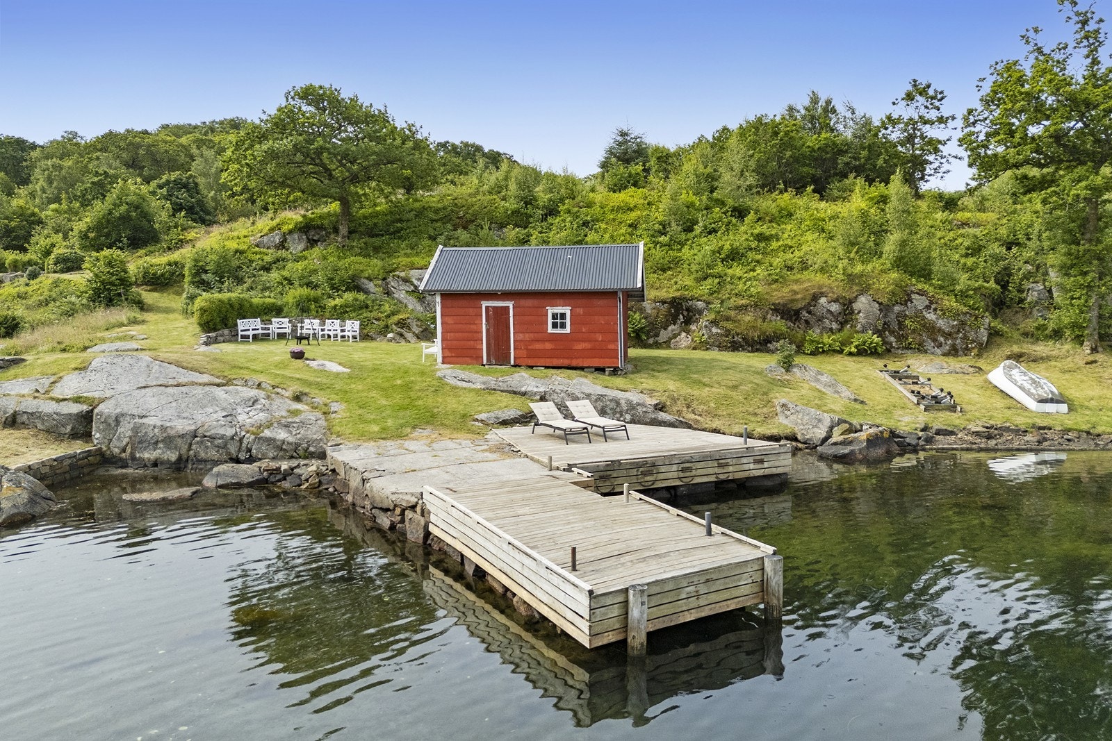 Flott bryggeanlegg, badestrand og svaberg. Galleribilde