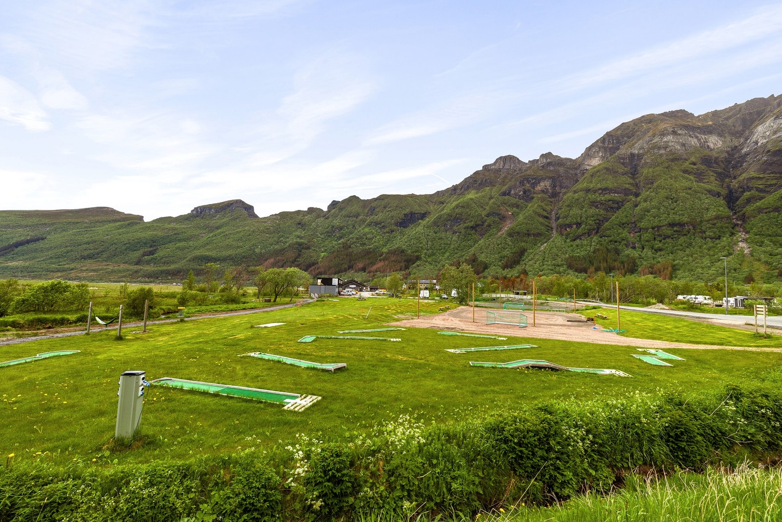 Minigolf og sandvolleyball innen kort avstand. Barna finner seg godt til rette i Storvik. Galleribilde
