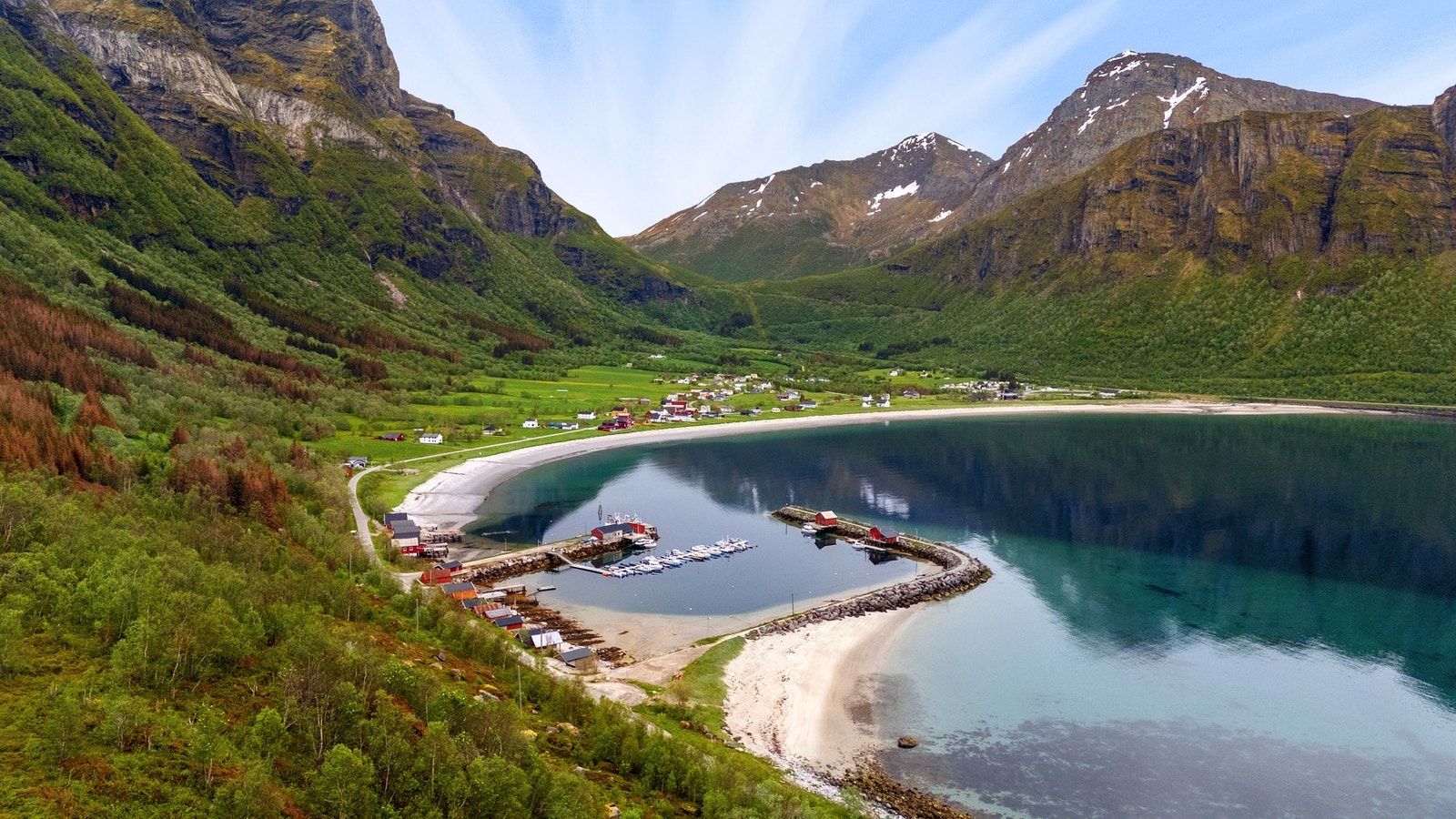 Sandstranden like ved. På fine sommerdager er det ikke langt å gå - og synet fra stranden er det samme som fra kaien. Galleribilde