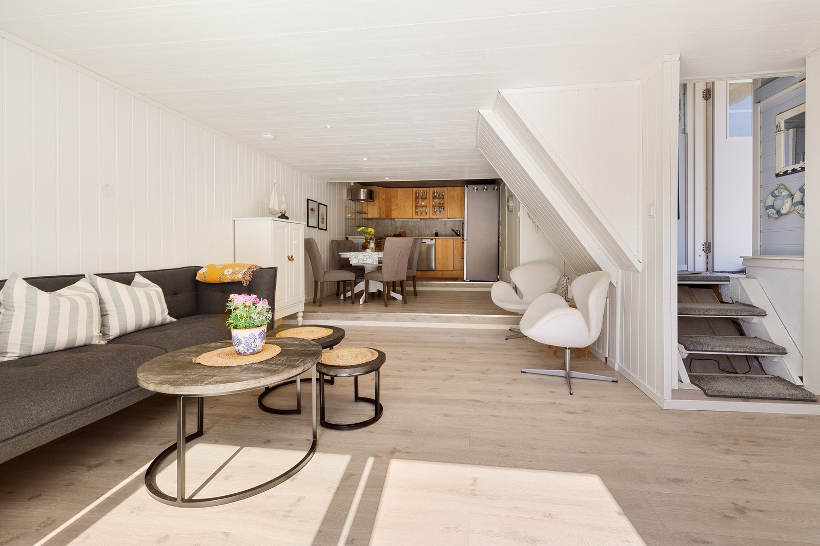 Romslig stue med god plass til hele familien. Trappen til loftet og de fire soverommene er rett til høyre. Galleribilde