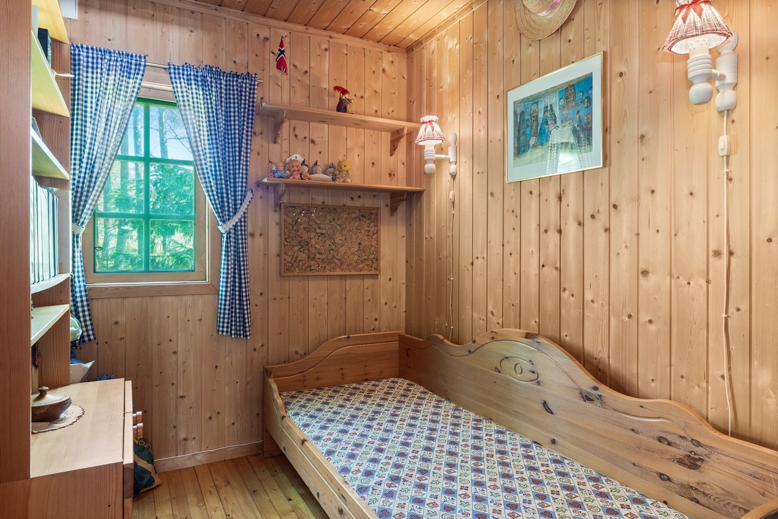 Soverom med panelkledde vegger og praktiske hyller. Galleribilde