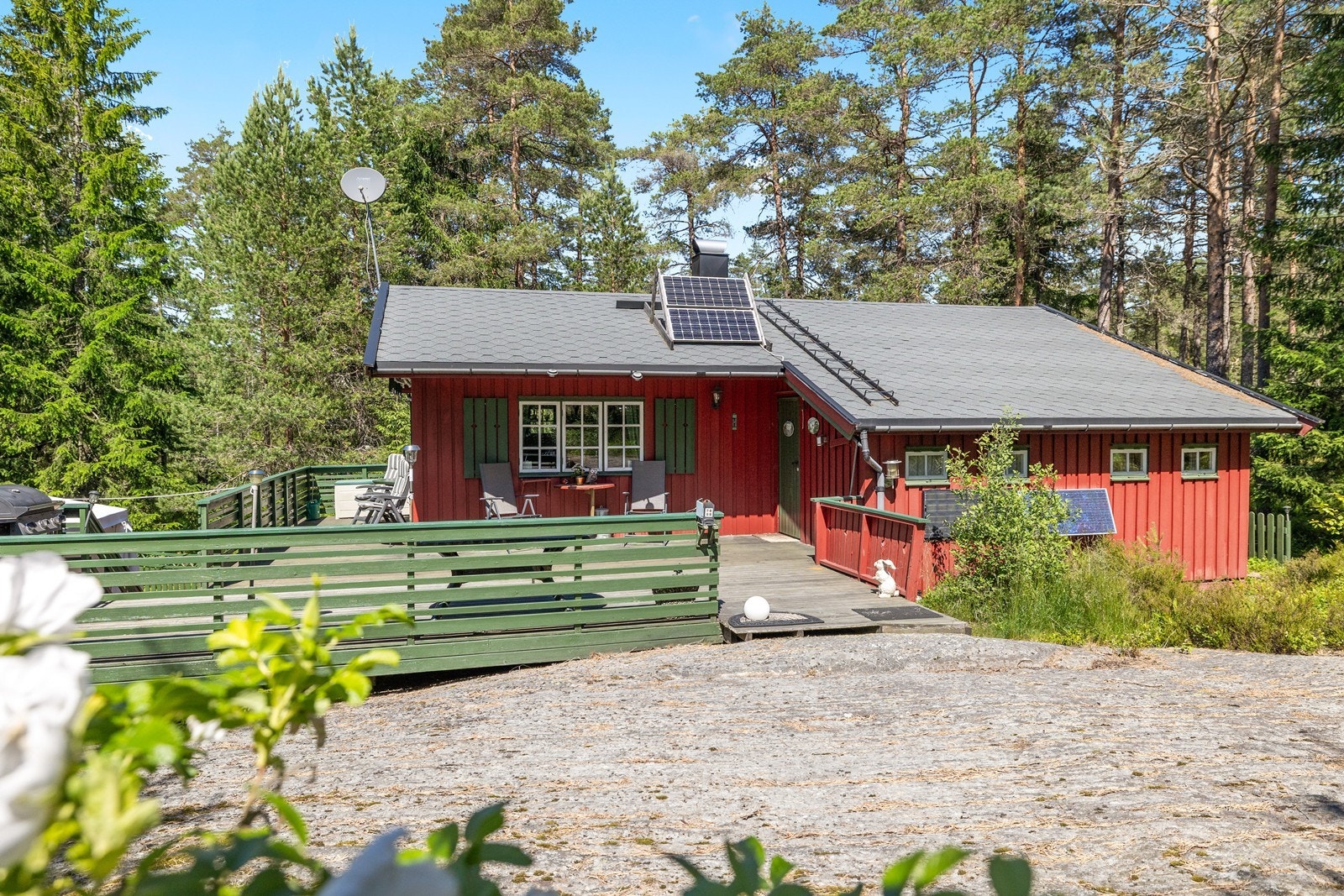 Solcellepanelene på taket forsyner hytta med strøm. Galleribilde
