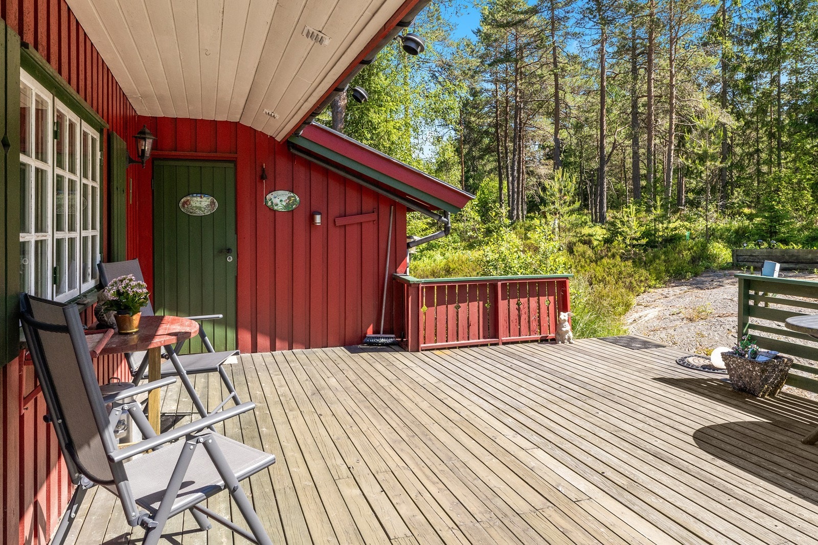Stor terrasse på ca. 75 m² fordelt på to plan, med god plass til utemøbler. Galleribilde