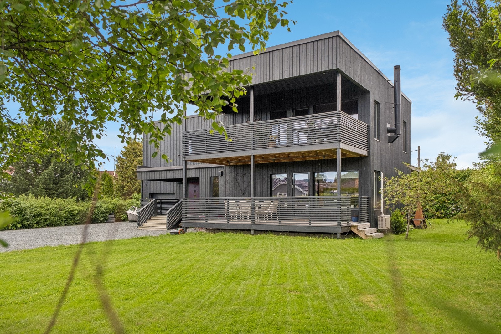 Moderne enebolig med stilrent uttrykk og flotte uteplasser over to plan. Galleribilde