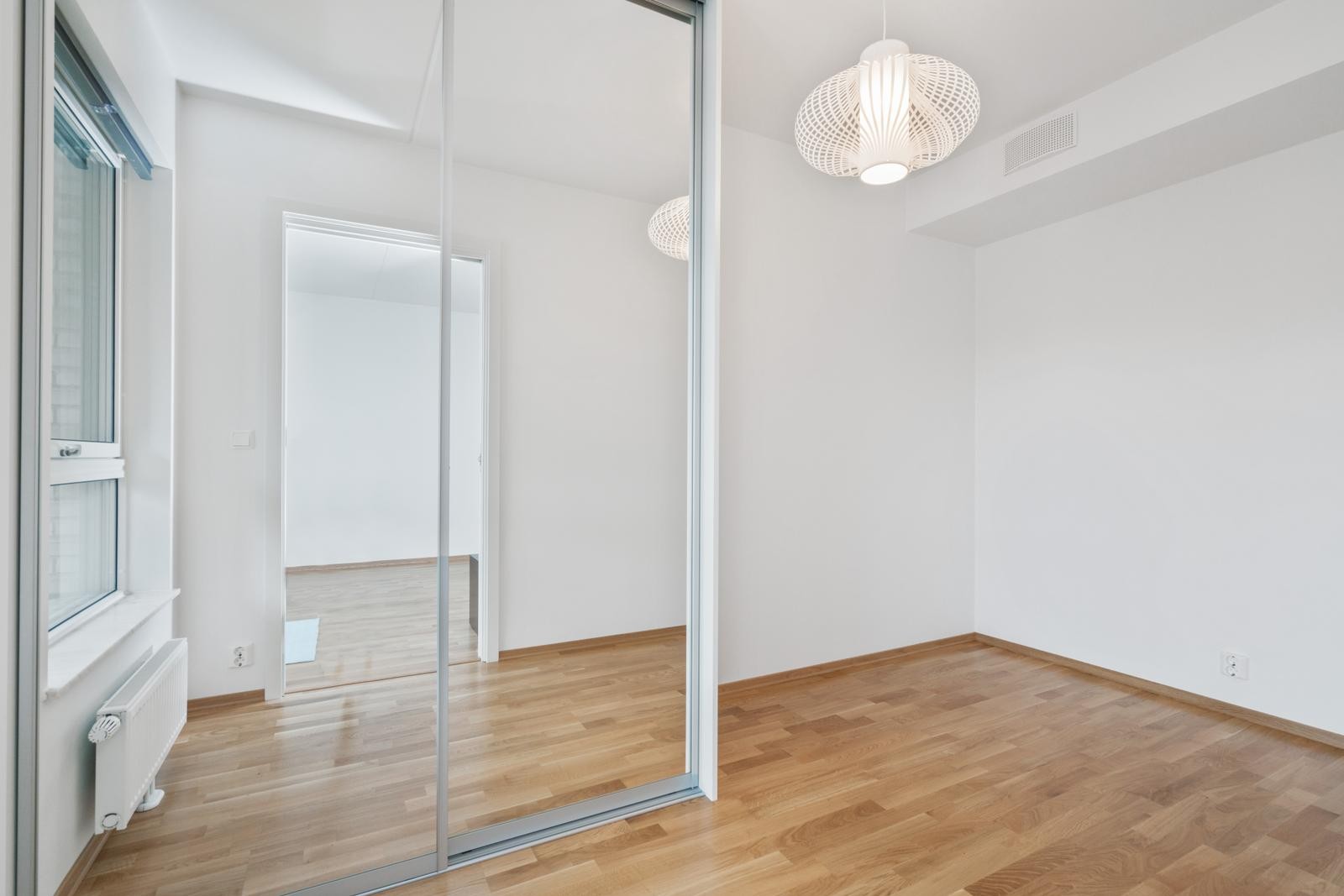 Soverom med skyvedørsgarderobe Galleribilde