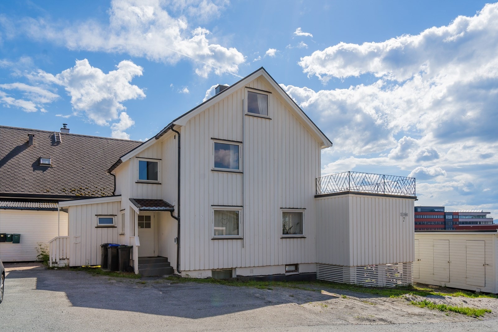 Gårdsplass og inngnagspartier Galleribilde