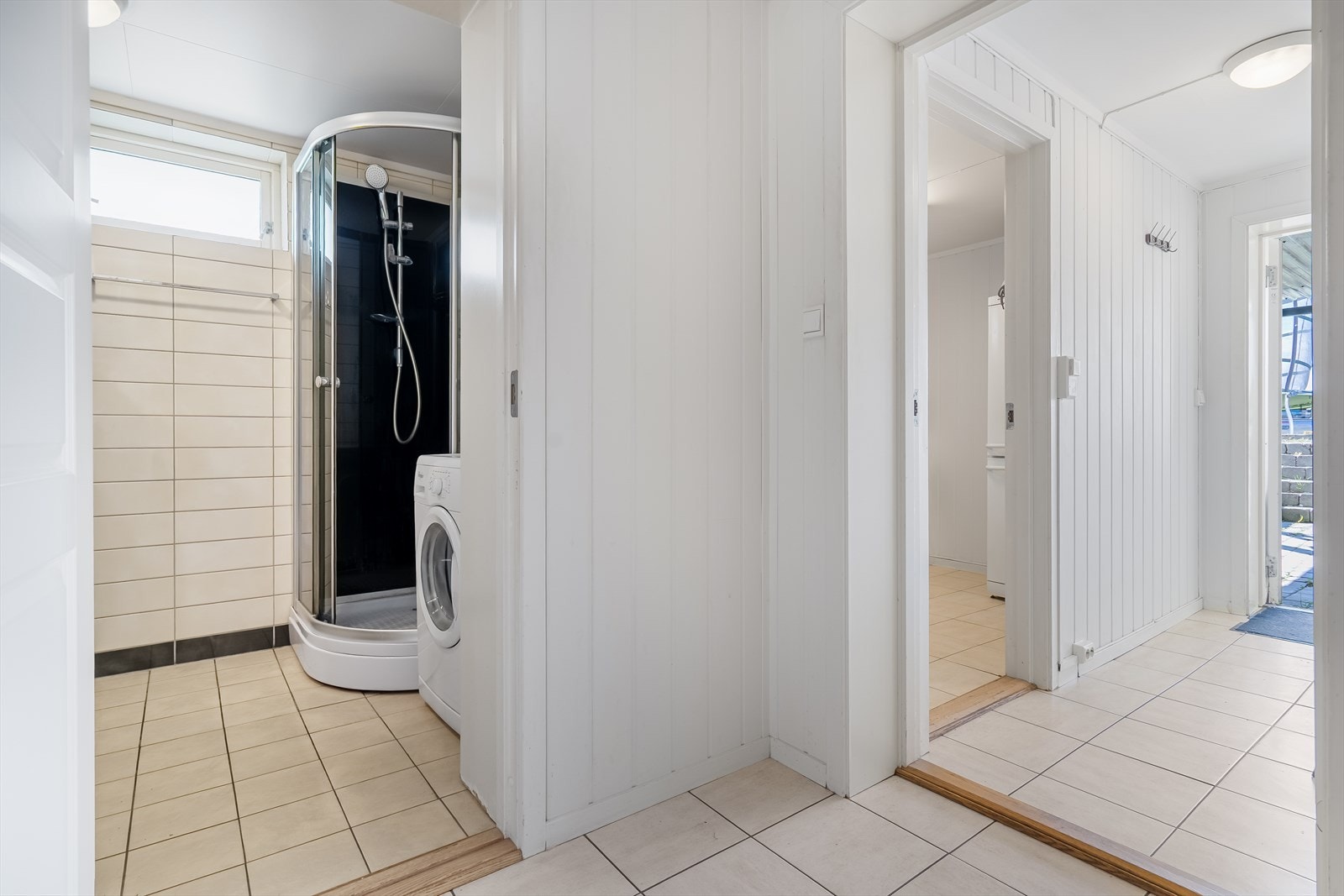 Gang i kjeller med inngang til badet Galleribilde