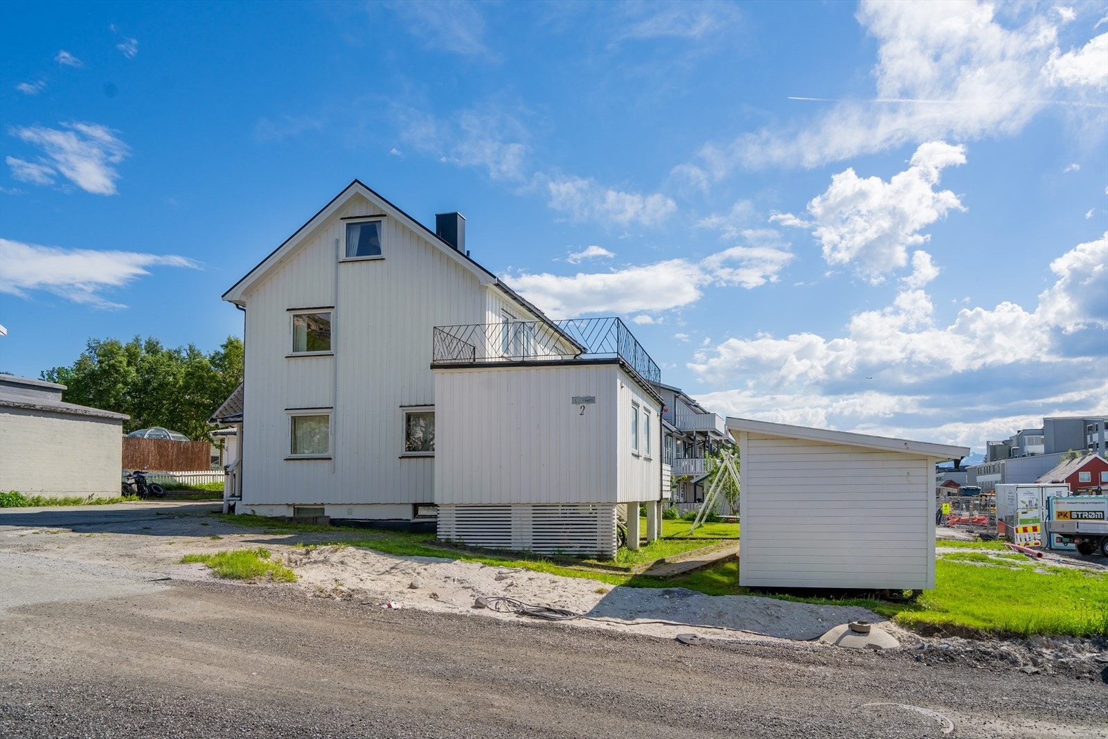 Innkjørsel med parkeringsplass Galleribilde