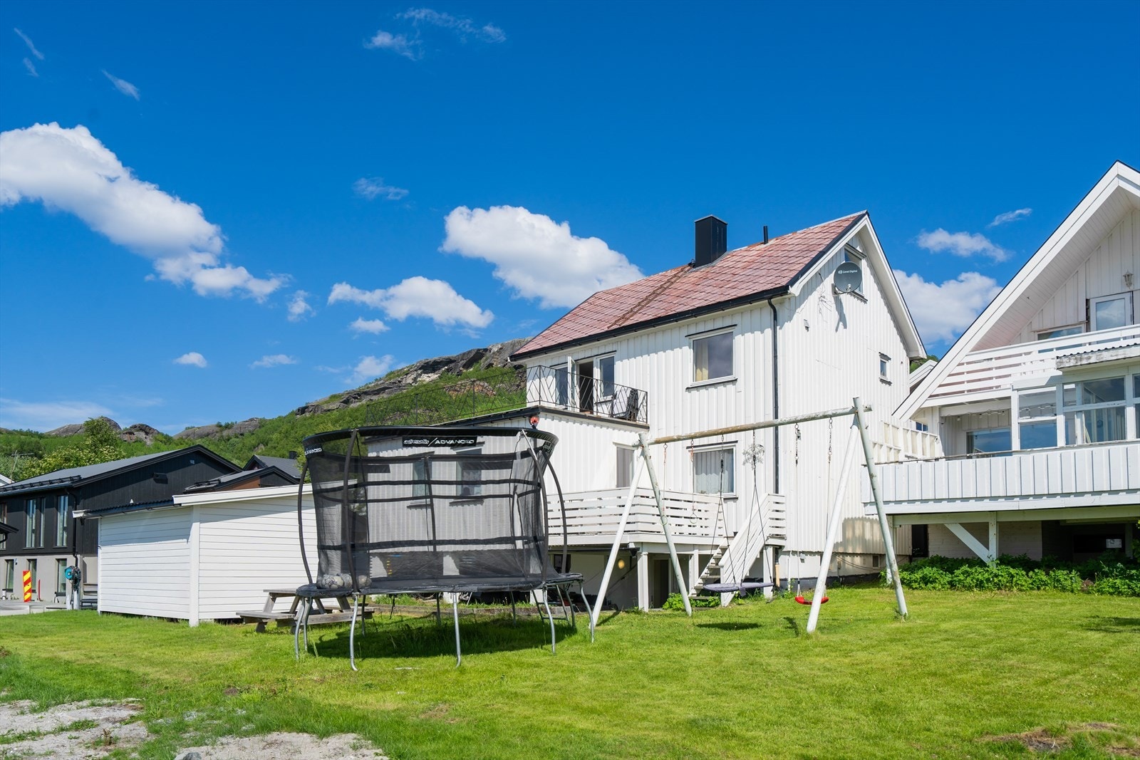 Baksiden av boligen med hage Galleribilde