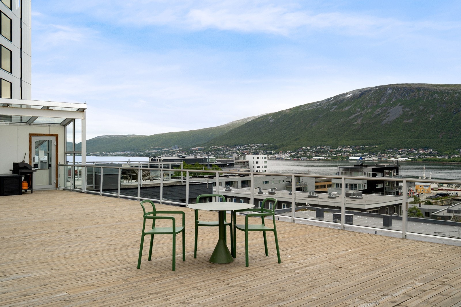 Felles takterrasse med utemøbler. Her kan du nyte fantastiske utsikts- og solforhold!