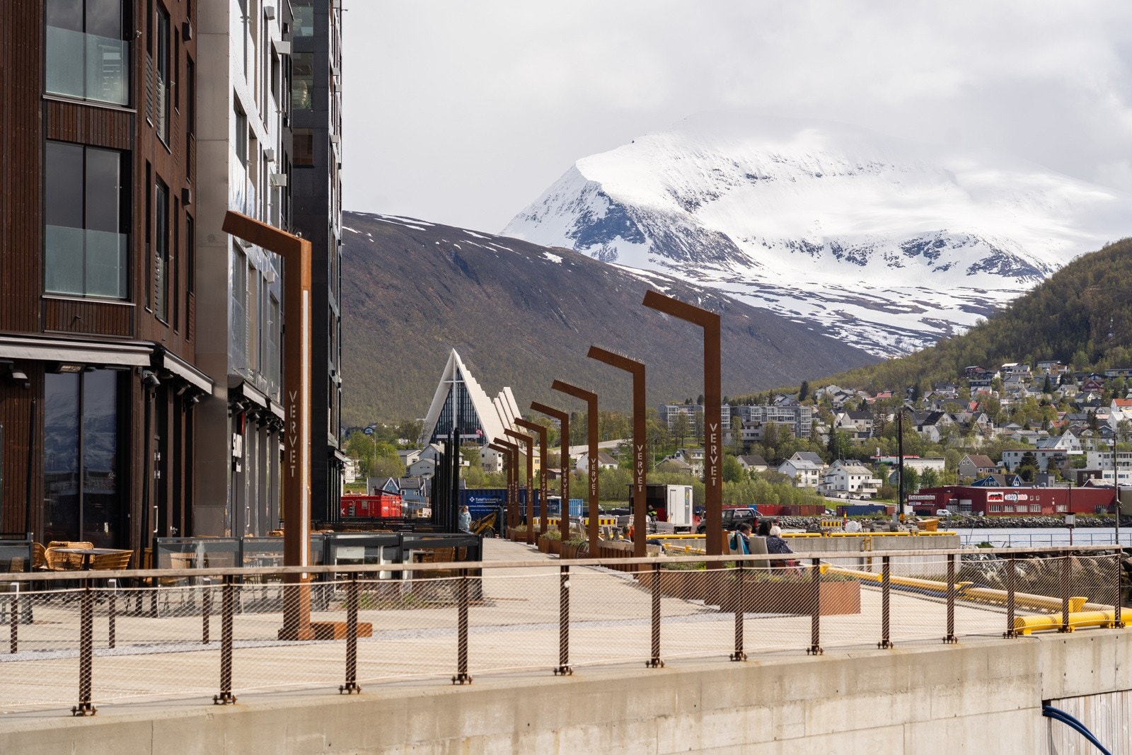 Det er kort spasertur til Vervet med restauranter, bakeri og en flott promenade