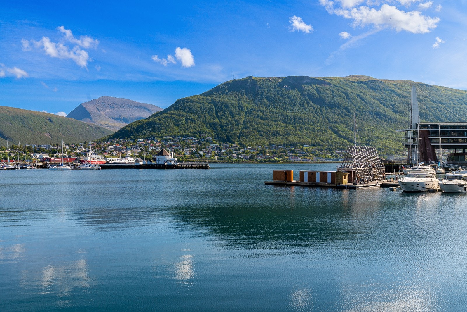 En liten spasertur til flotte bademuligheter og badstuer! Velkommen til visning!