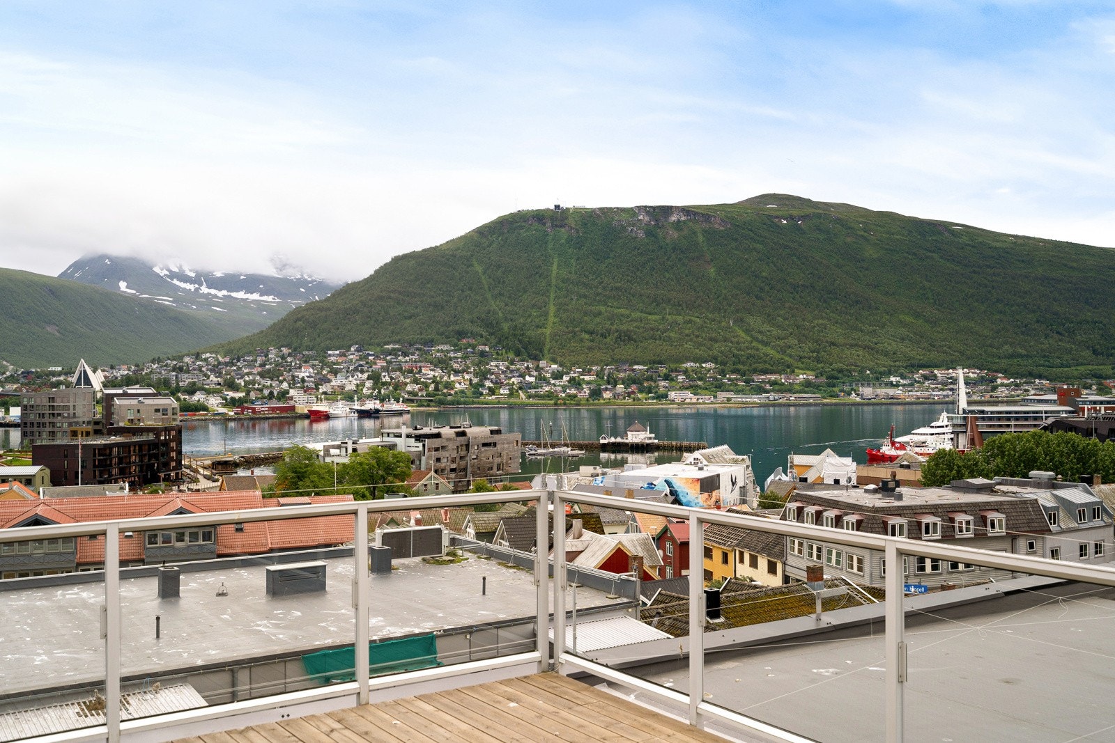 Fra takterrassen er det utsikt mot Tromsøysundet, Fjellheisen og området rundt!