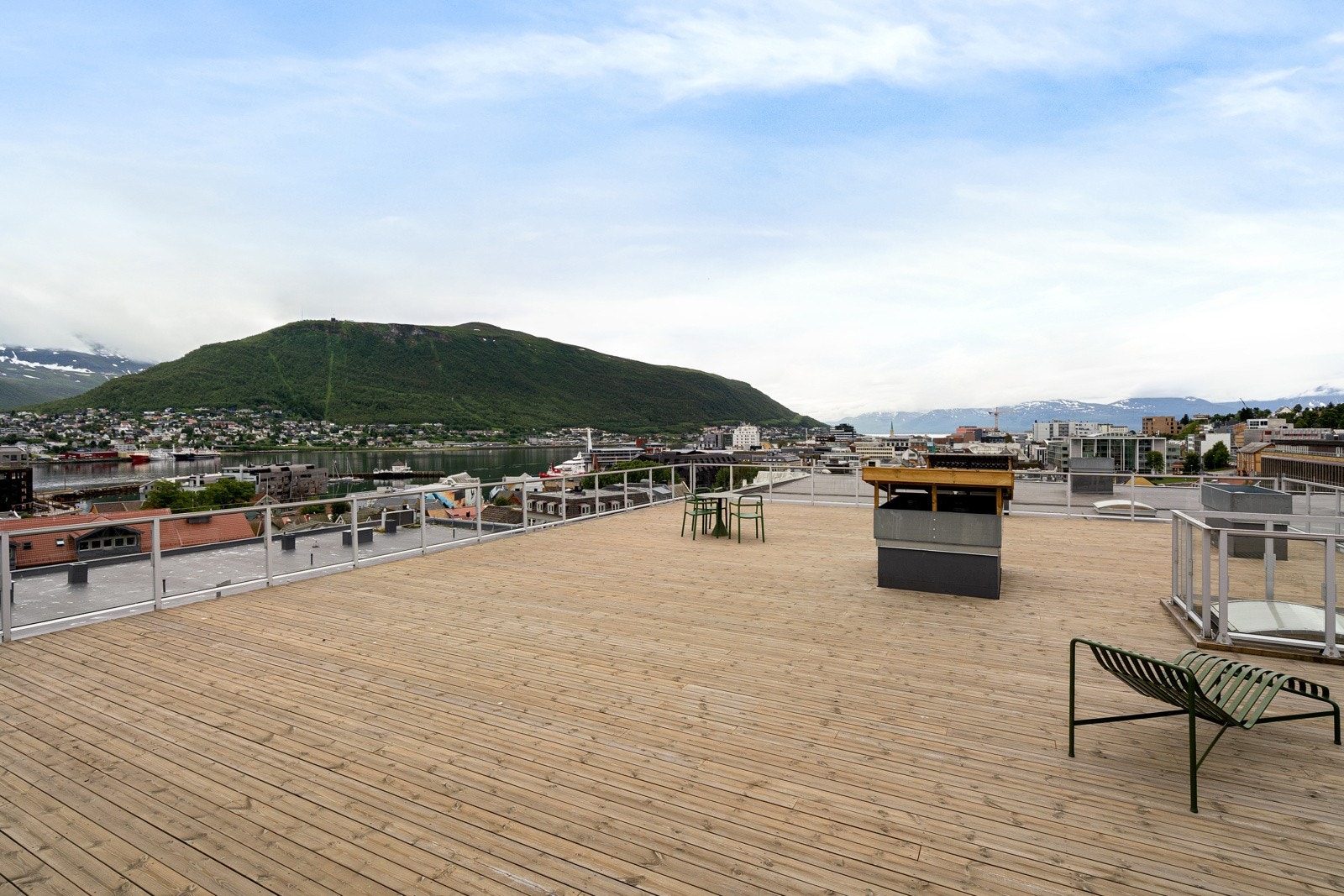 Stor felles takterrasse med gode sol- og utsiktsforhold! En ypperlig leilighet for deg som ønsker å bo sentralt og trives i det urbane miljø!