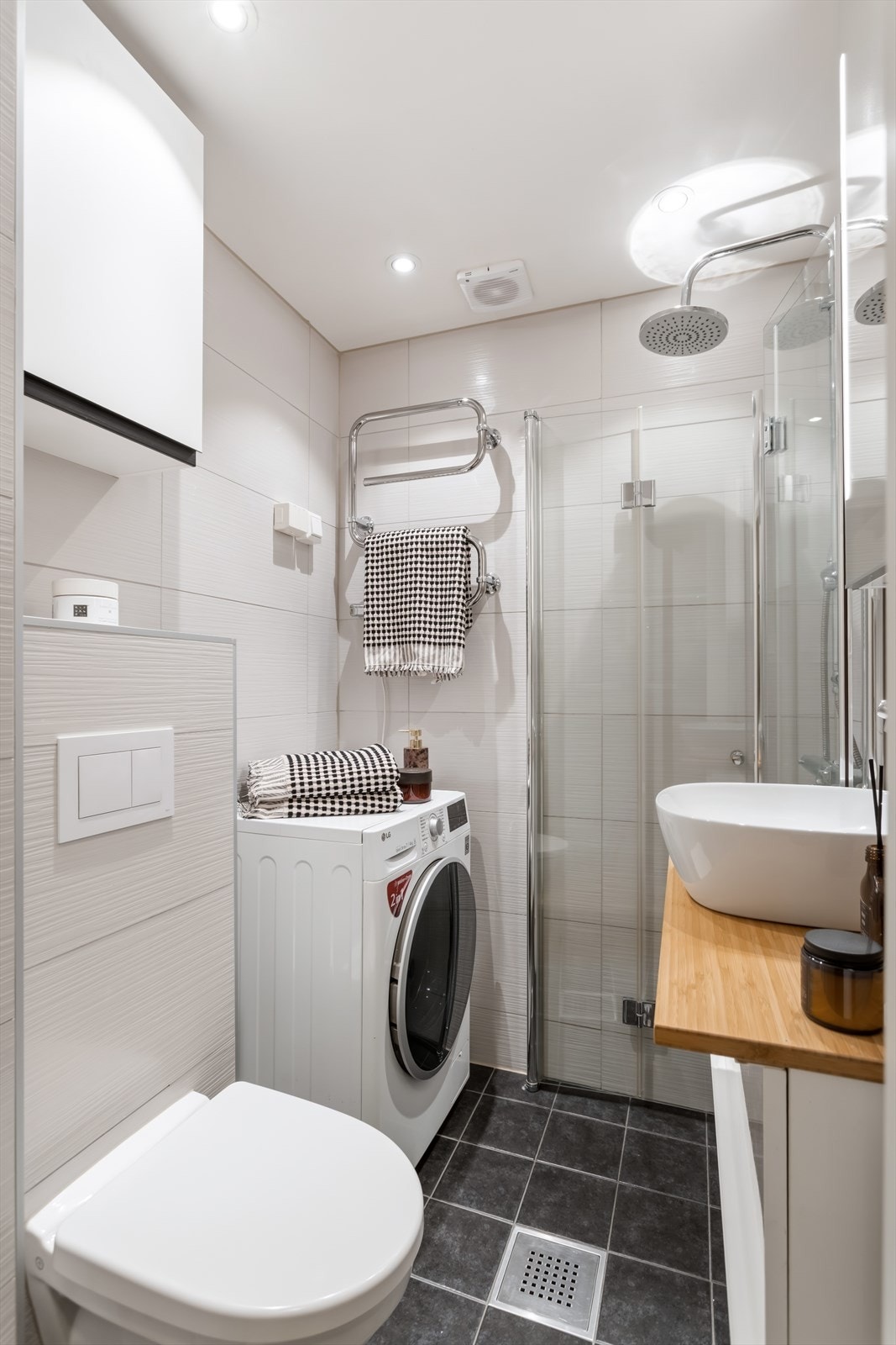 Badet ble modernisert i regi av borettslaget i 2001 med fullstendig utskiftning av alle vann- og avløpsrør, membran og sluk. Varmtvann er inkludert i felleskostnadene. Galleribilde