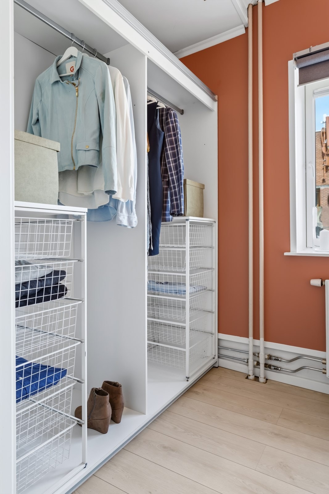 Rommet har en arealeffektiv løsning, hvor du har god plass til dobbeltseng samt en stor garderobe med rikelig av oppbevaringsplass. Galleribilde