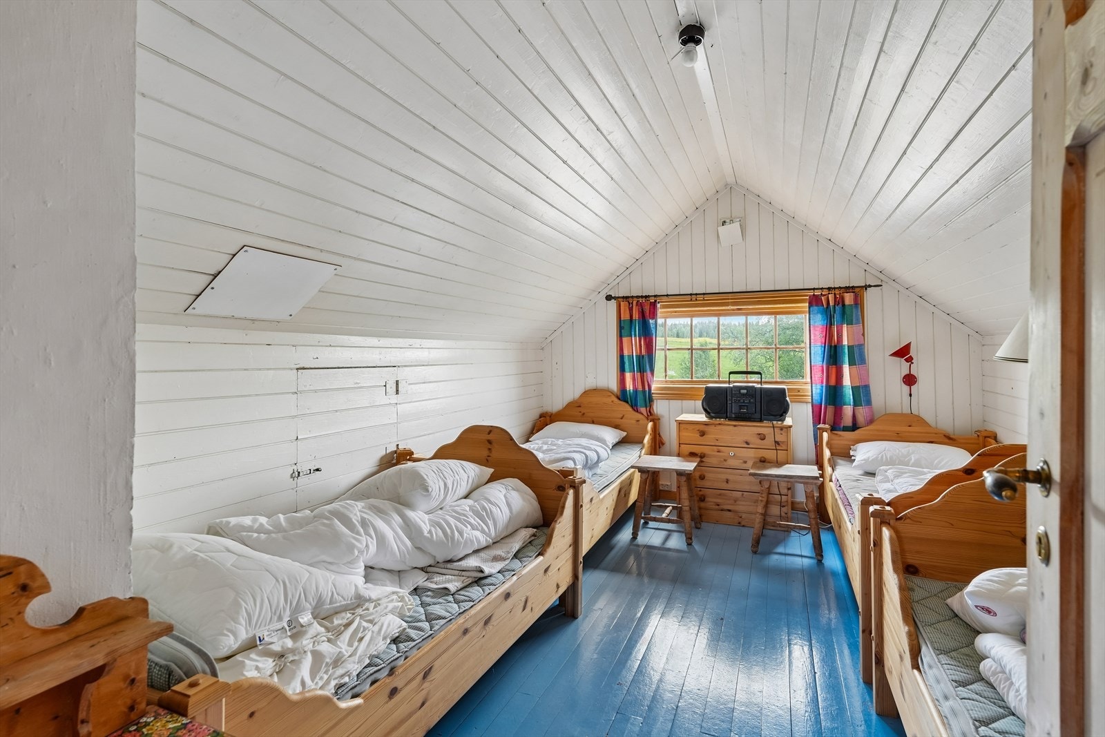 Soverommet har plass til hele fire enkeltsenger, og gir gode muligheter for overnatting når familien eller gjester er på besøk. Galleribilde
