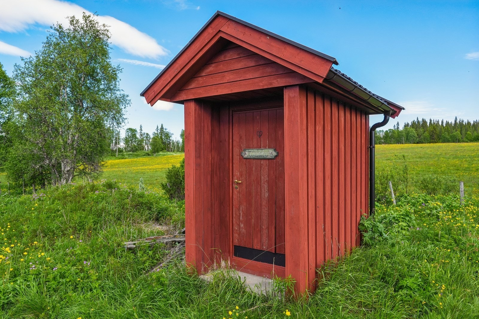Utedoen har et lite overbygd inngangsparti. Galleribilde