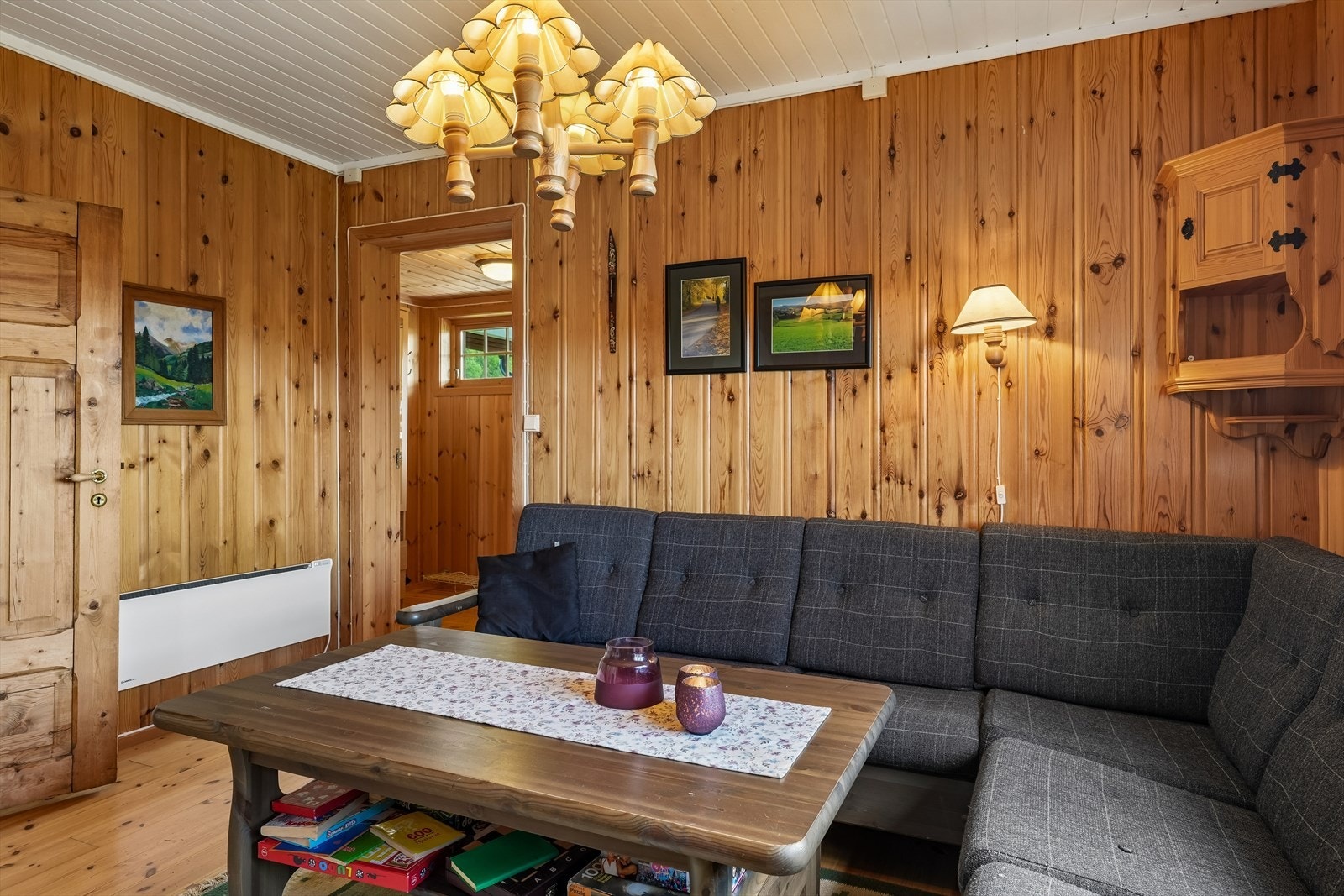 Her er det god plass til en romslig sofakrok hvor familie og venner kan samles etter aktive dager ute. Galleribilde