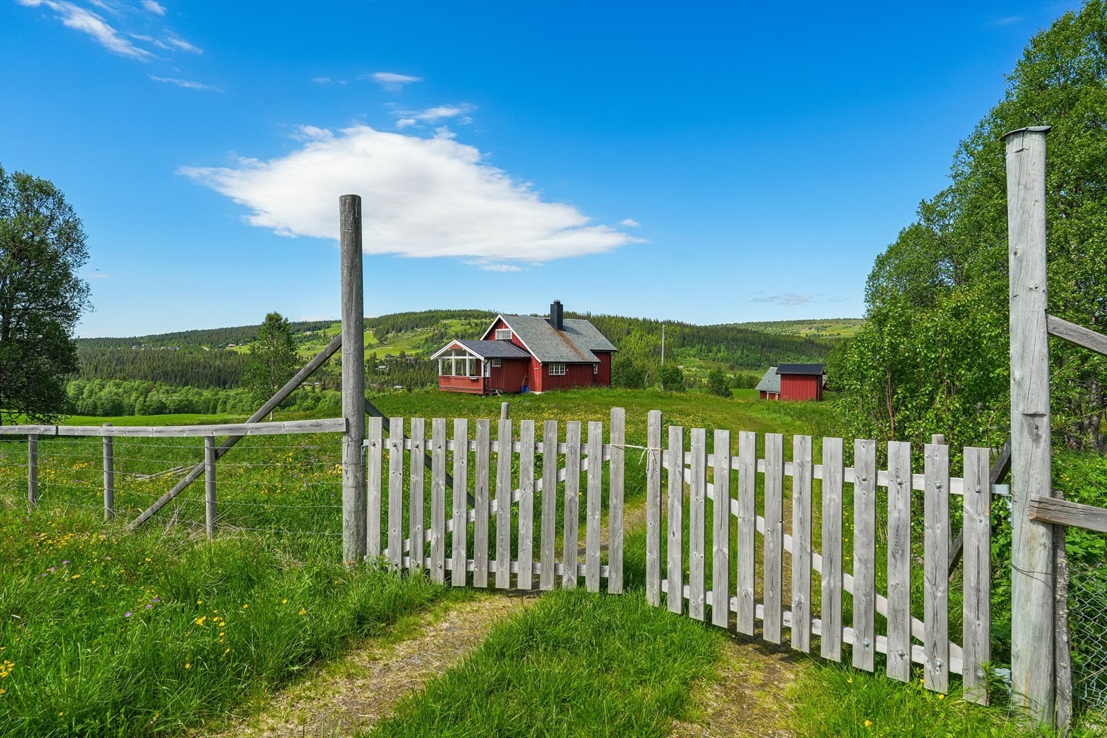 Fra eiendommen kan du nyte utsyn over jordbrukslandskap, gårdstun, spredt fritidsbebyggelse og de myke åsene og toppene som preger området. Galleribilde