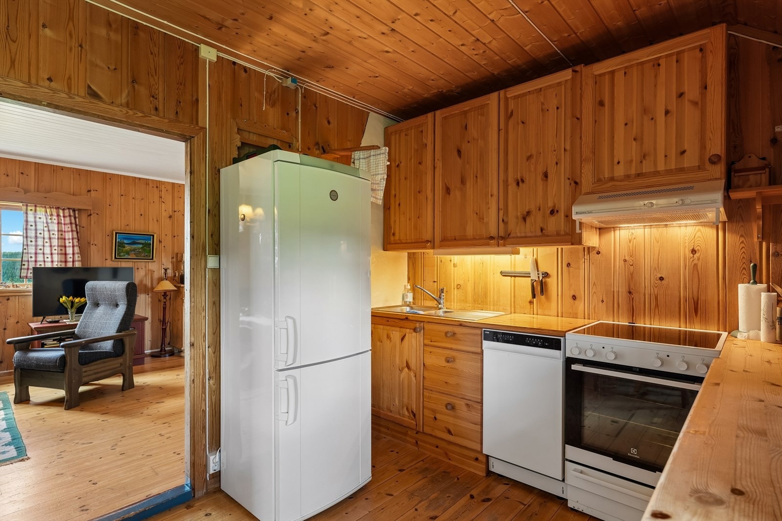 Innredningen er i heltre med profilerte fronter, trolig fra rundt 1990, og er utstyrt med frittstående komfyr, ventilator, kjøleskap, oppvaskmaskin samt benk med nedfelt oppvaskkum. Galleribilde