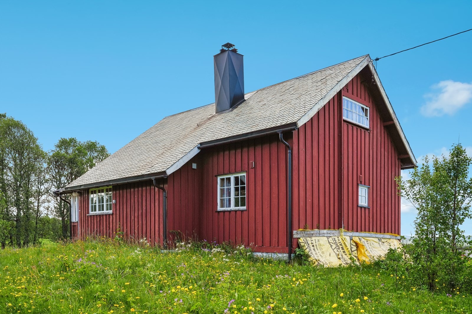 Merkjisvegen 88 er en eiendom for deg som ønsker hytte med flott beliggenhet, vakker utsikt og nærhet til naturen. Her får du en eiendom med sjarm, historie og et godt utgangspunkt for å skape ditt eget fristed. Galleribilde