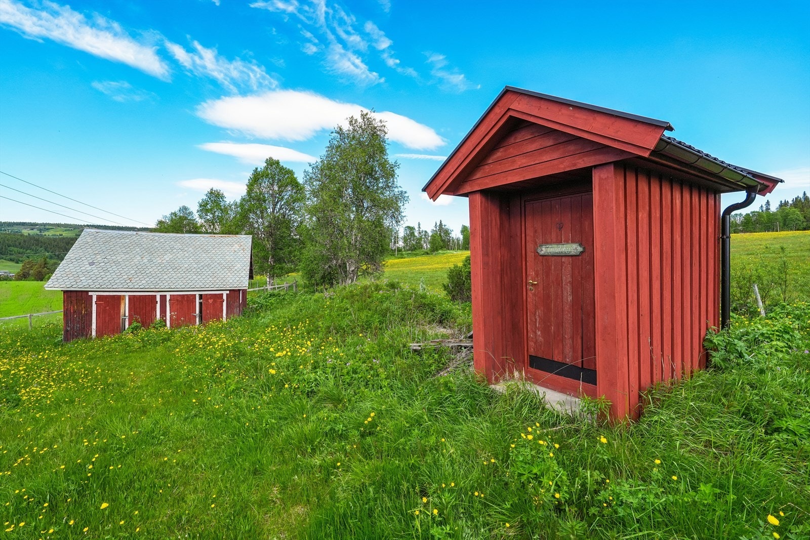 På eiendommen står det også et uthus som er inndelt med tre praktiske boder samt en utedo. Galleribilde