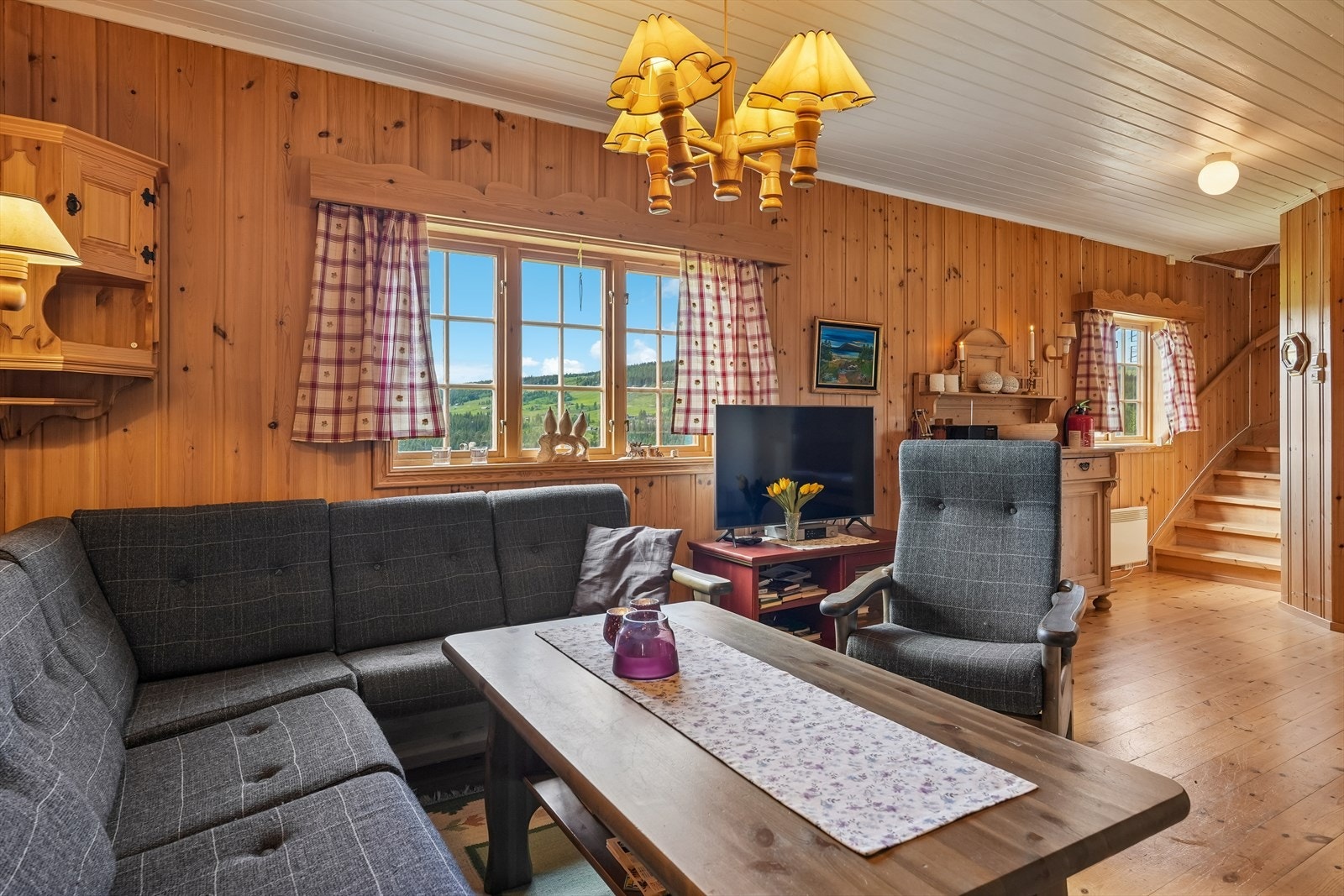Flere smårutede vinduer slipper inn rikelig med dagslys og gir flott utsikt mot de naturskjønne omgivelsene. Galleribilde