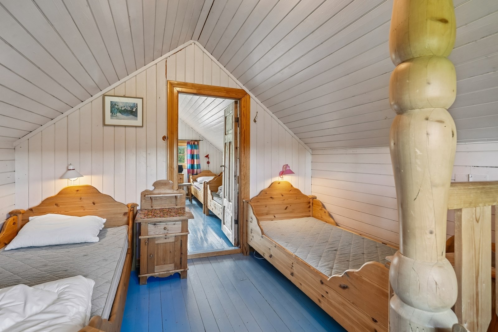 Fra stua leder en tretrapp opp til loftsetasjen, som består av trapperom og ett soverom. Galleribilde