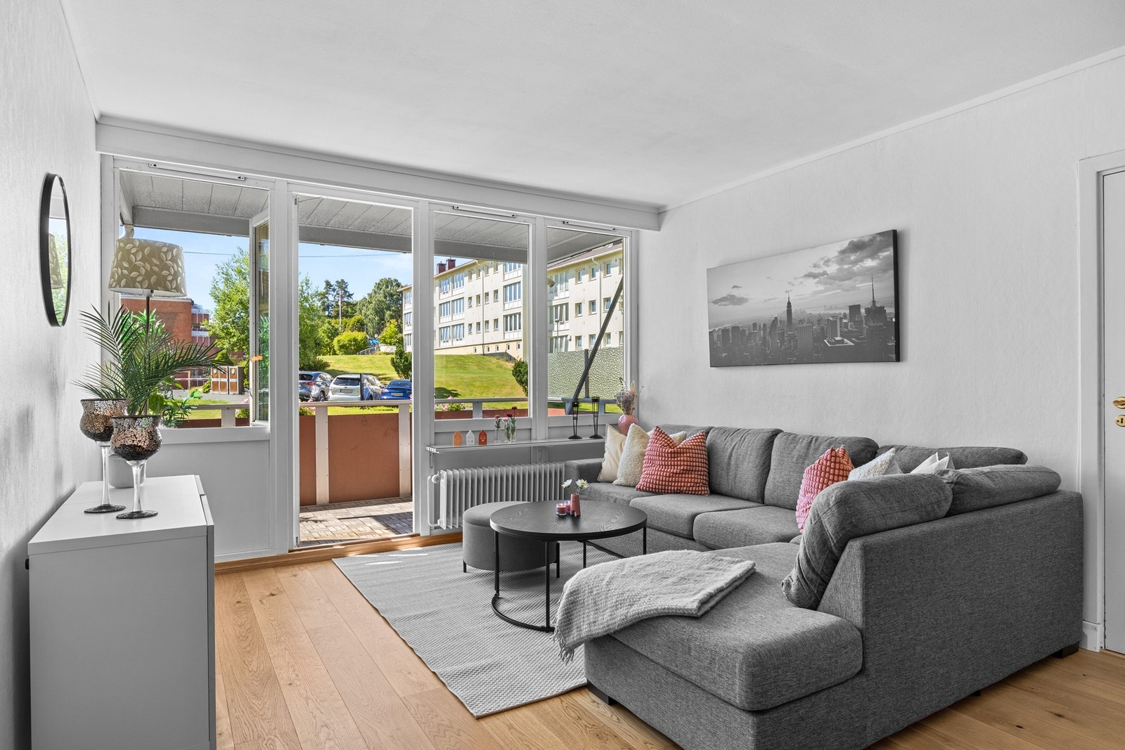 Store vindusflater slipper inn rikelig med dagslys for god atmosfære Galleribilde