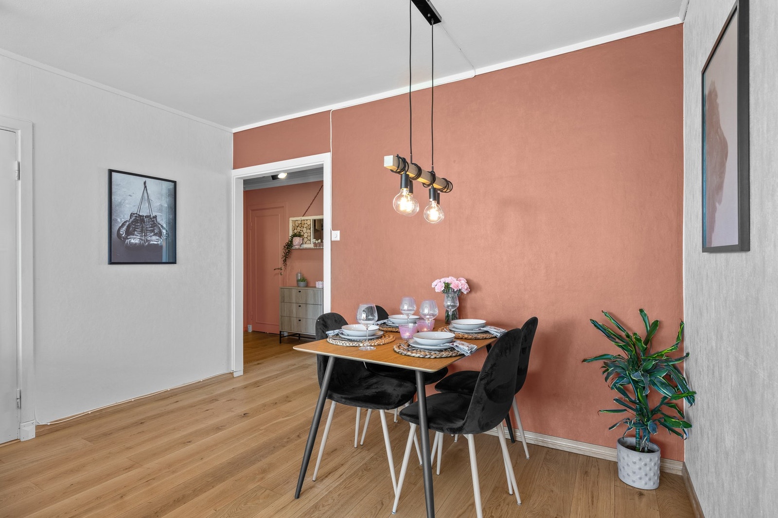 Og hyggelig spisebord til deg og gjestene dine Galleribilde