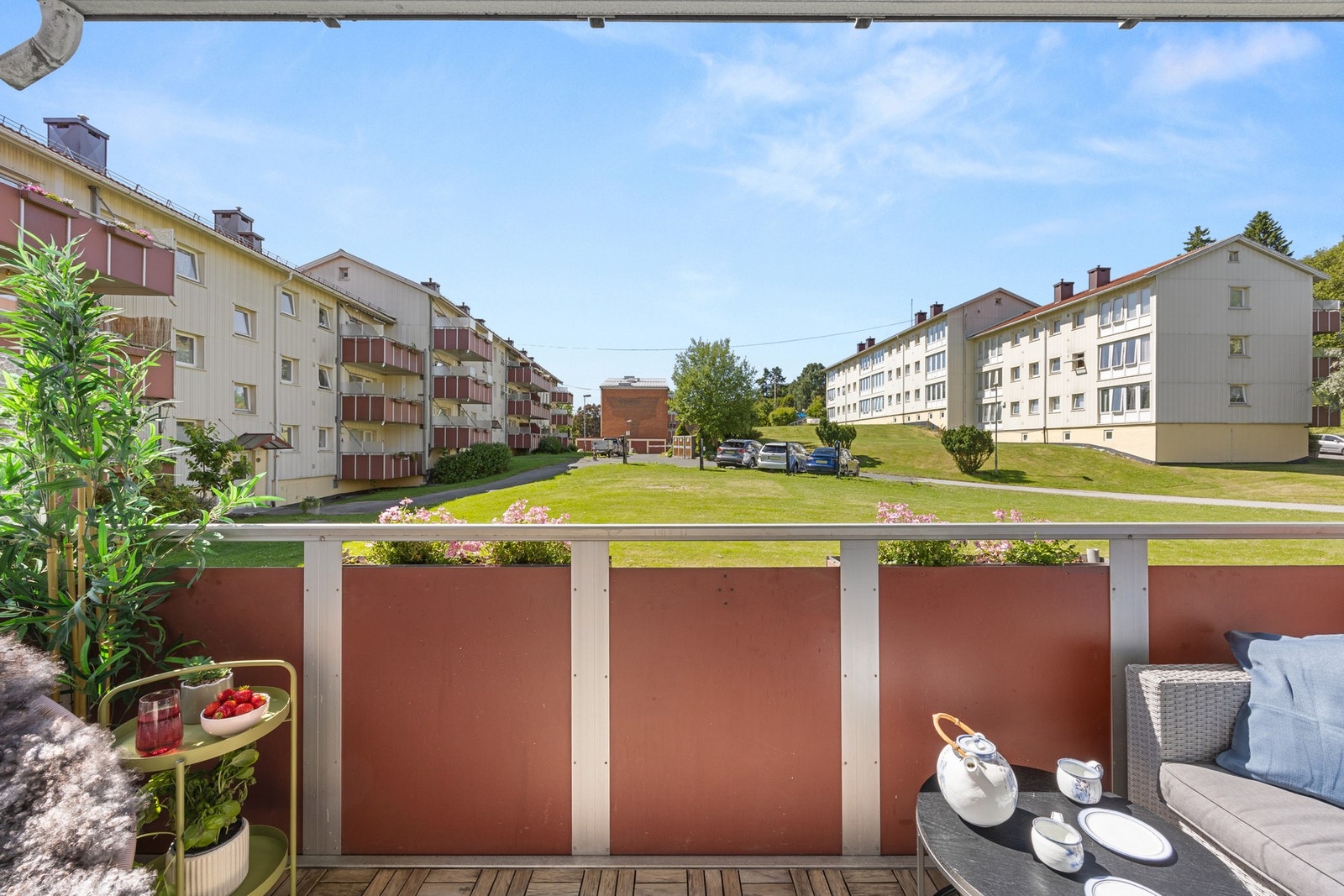 Super intern plassering med idyllisk utsikt over det barnevennlige borettslaget Galleribilde