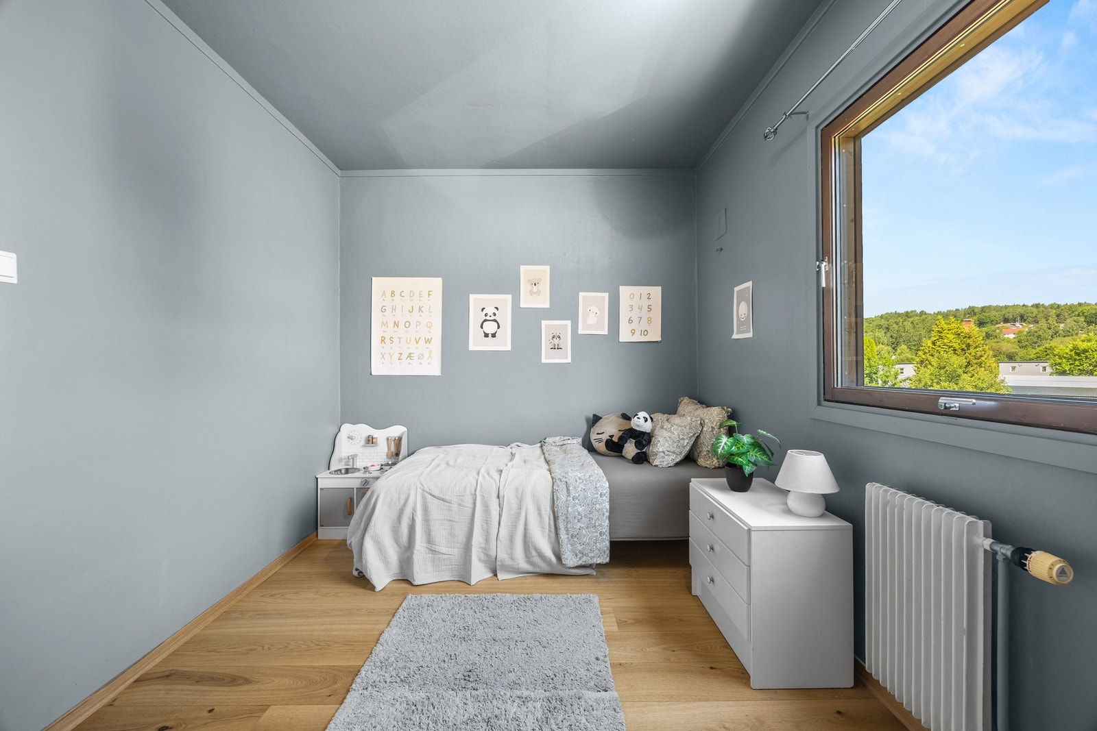 Rommet er brukt som barnerom i dag, men fungerer utmerket som gjesterom eller hjemmekontor Galleribilde